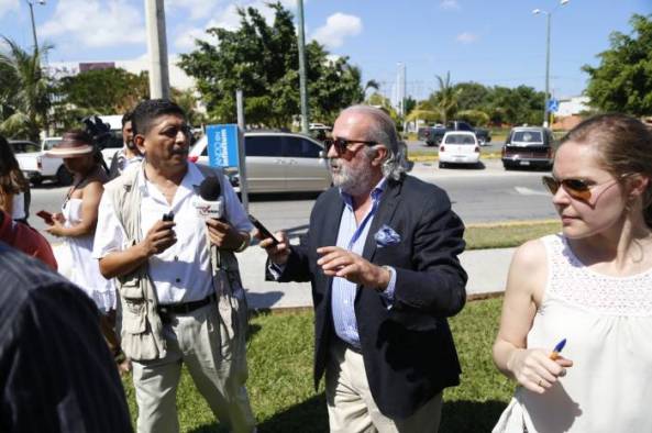 El cónsul de España en Cancún fue entrevistado por medios de comunicación.